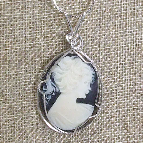 Palaciata Wire Wrap Cabochon Pendant Necklace